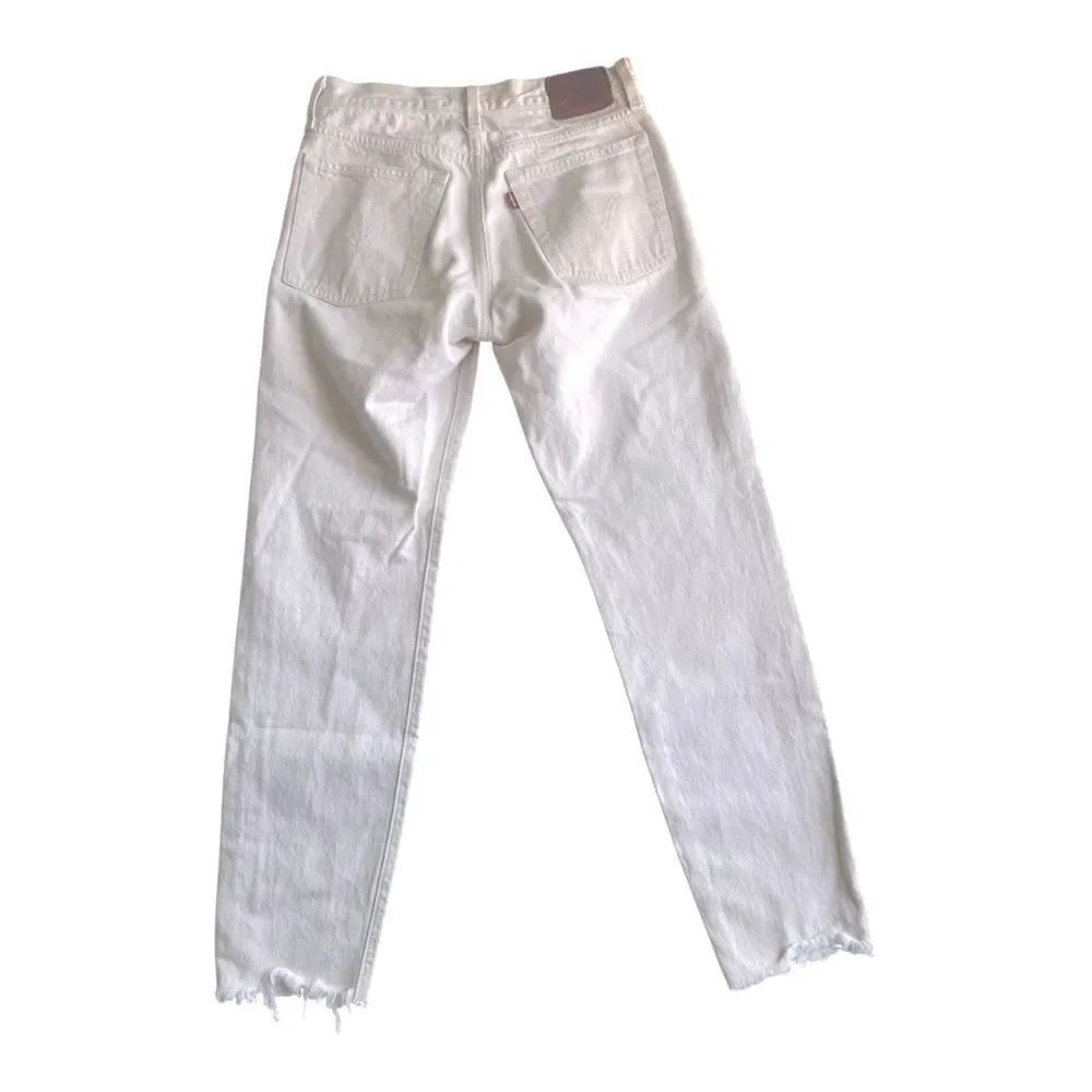 Levi’s Premium Wedgie Straight High Waist Raw Hem Eggshell White E Jeans sz 26